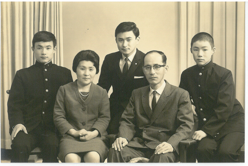兄の就職、弟の高校入学を記念した家族写真。