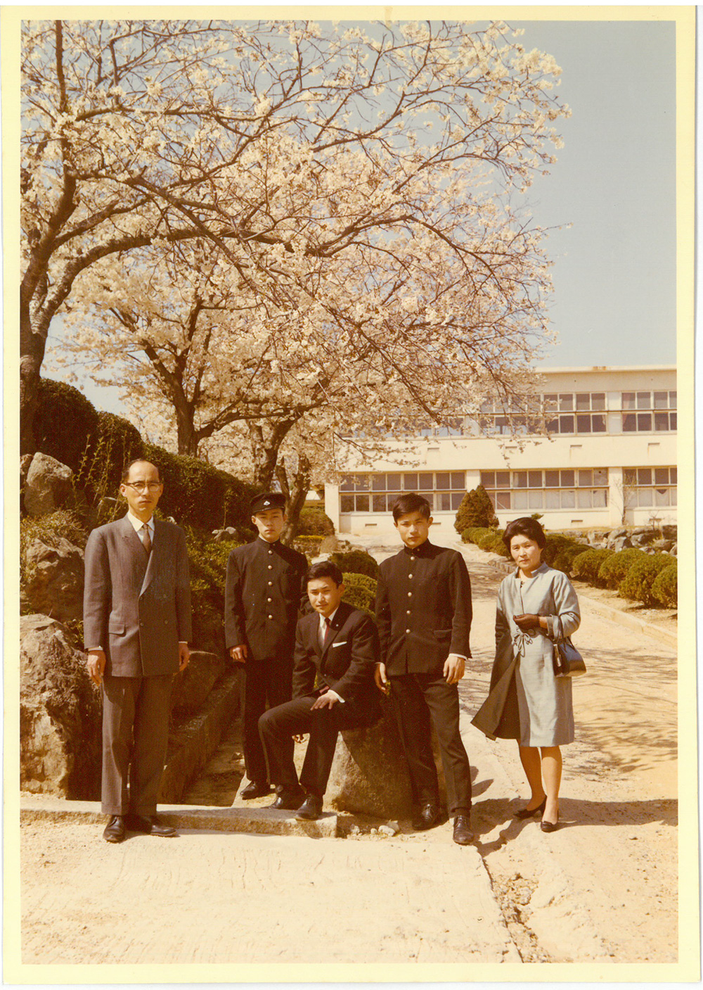 父(宗一)が初めて校長として勤務した高校の校門前にて家族写真